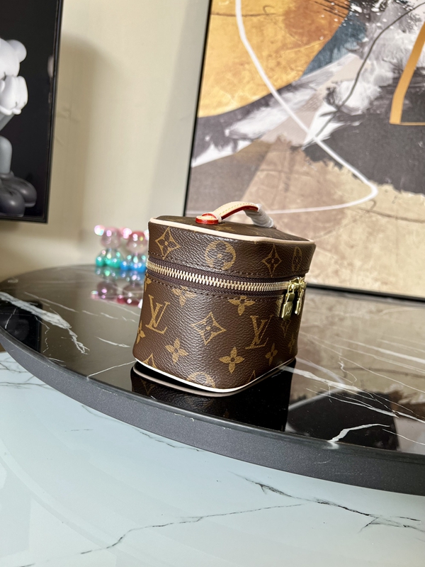 ルイヴィトンバッグ背面デザイン